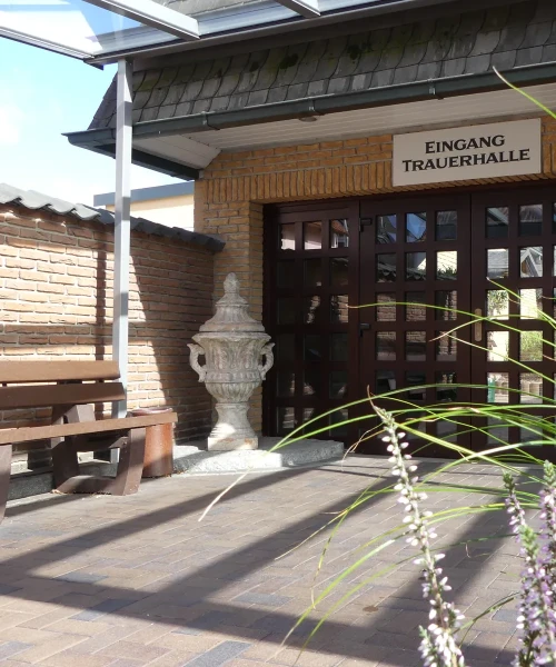 E5_UeberUns_Galerie_NEU_Eingang-Trauerfeierhalle__Eingang-04